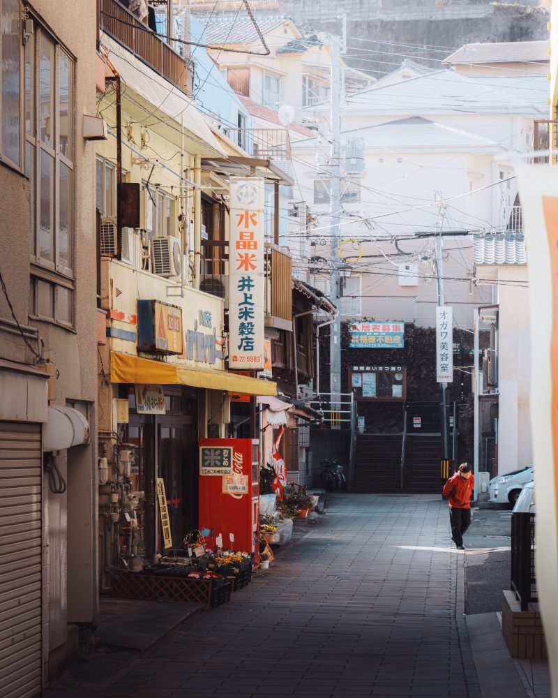 一個人漫步在長崎街頭，拍攝年代久遠的雜貨店