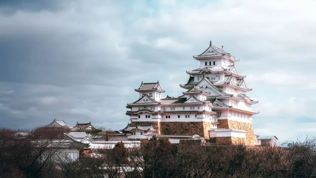 明度的調整，讓視覺焦點放在姬路城