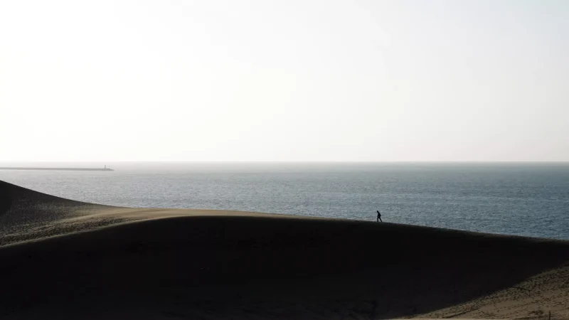 仕旅的個人網站精選圖片，一位旅行者在沙漠中獨行