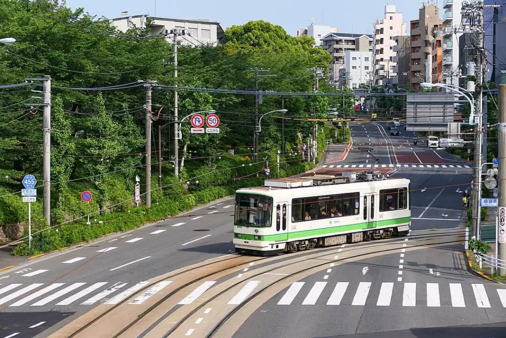都電荒川線在十字路口上行駛