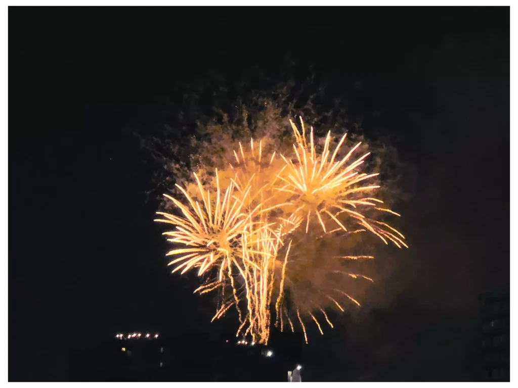 花火綻放在夜空