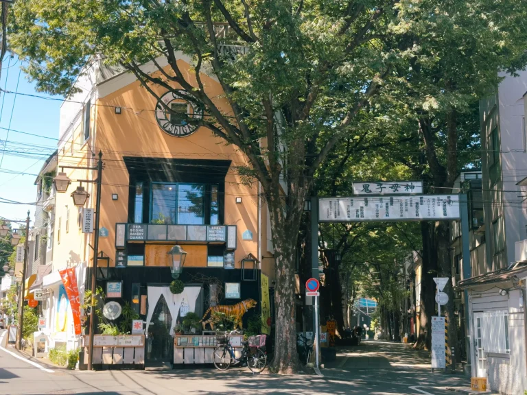 鬼子母神堂的表參道綠色隧道，讓氛圍輕鬆愜意