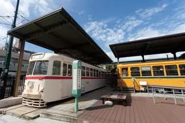 荒川線鐵道紀念館坐落兩台復古電車
