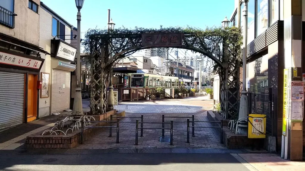 三之輪橋的廣場是懷舊風的建築