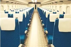 新幹線的座椅陳設，位置寬敞