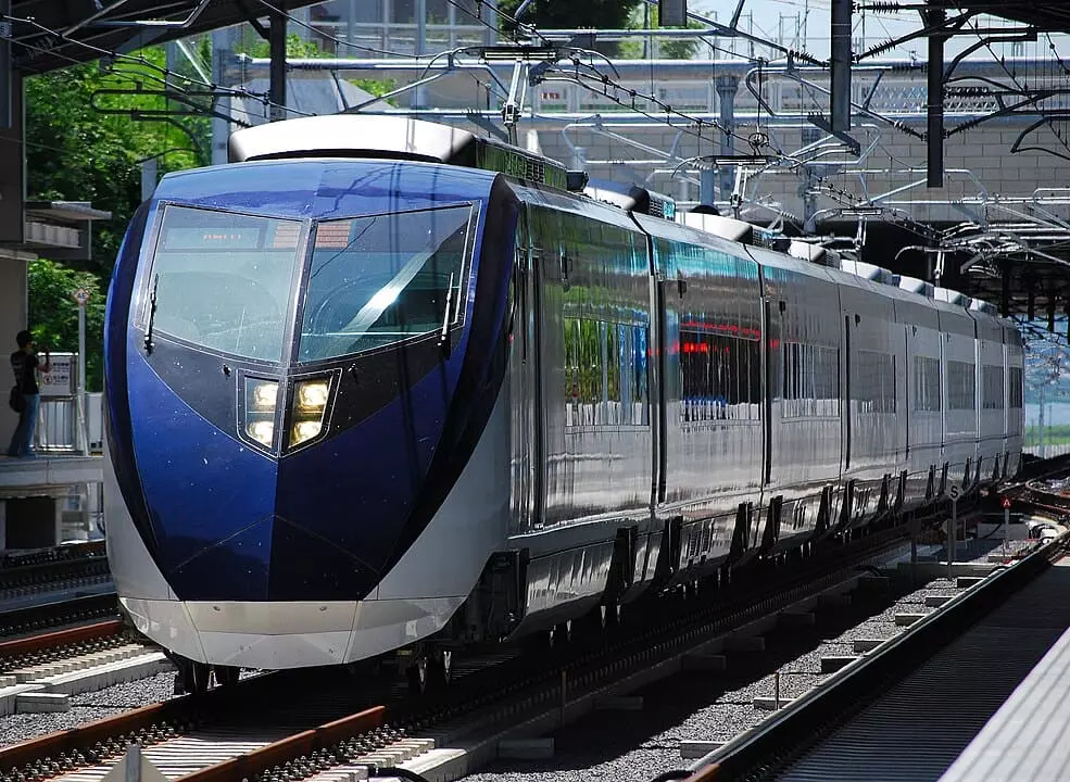 藍色的 skyliner 機場特急在鐵道上