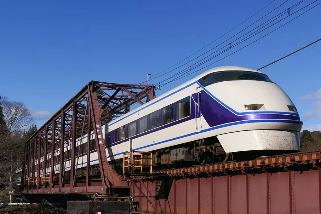 東武日光特急前往目的地途中，經過了鐵架吊橋