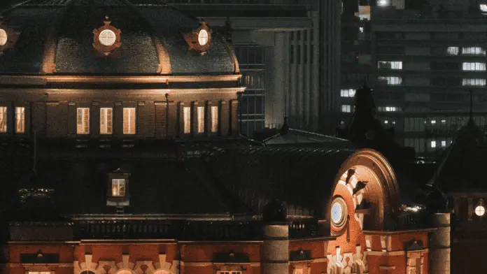 原圖的夜景雜訊很多，影響視覺品質