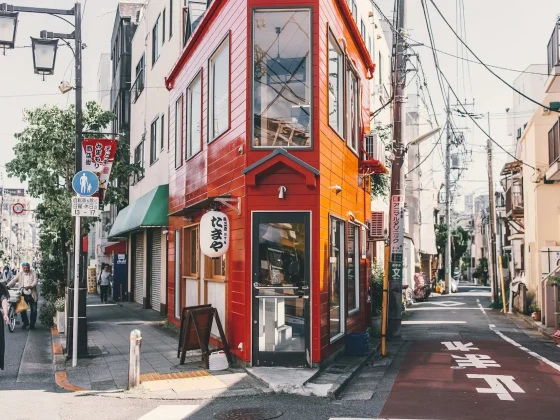 一棟紅色的房子在街區轉角，成為鎮上最耀眼的建築物