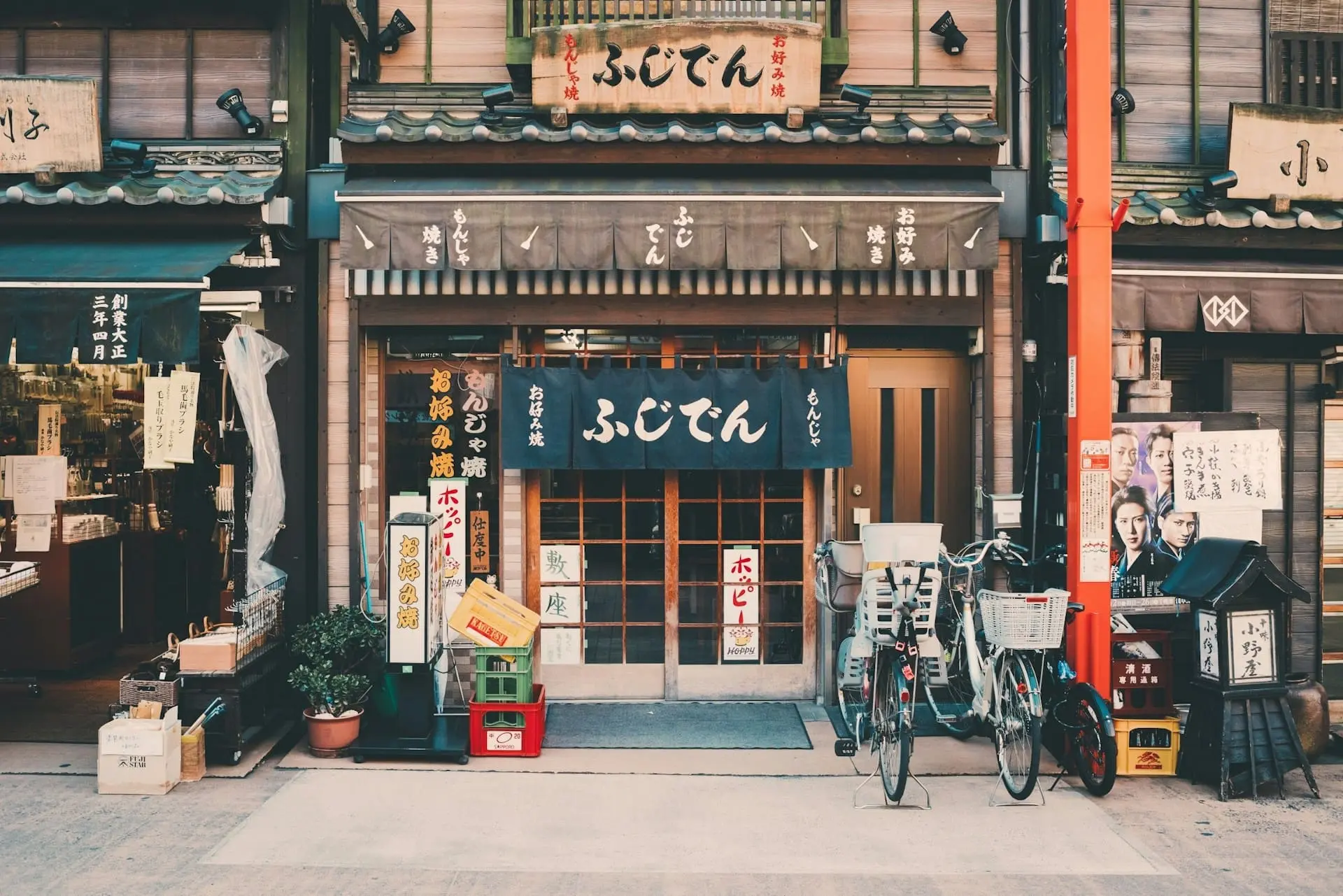 東京街頭的文字燒店，店面設計非常有日式懷舊風情，瓦磚屋頂與腳踏車很有日常氣息
