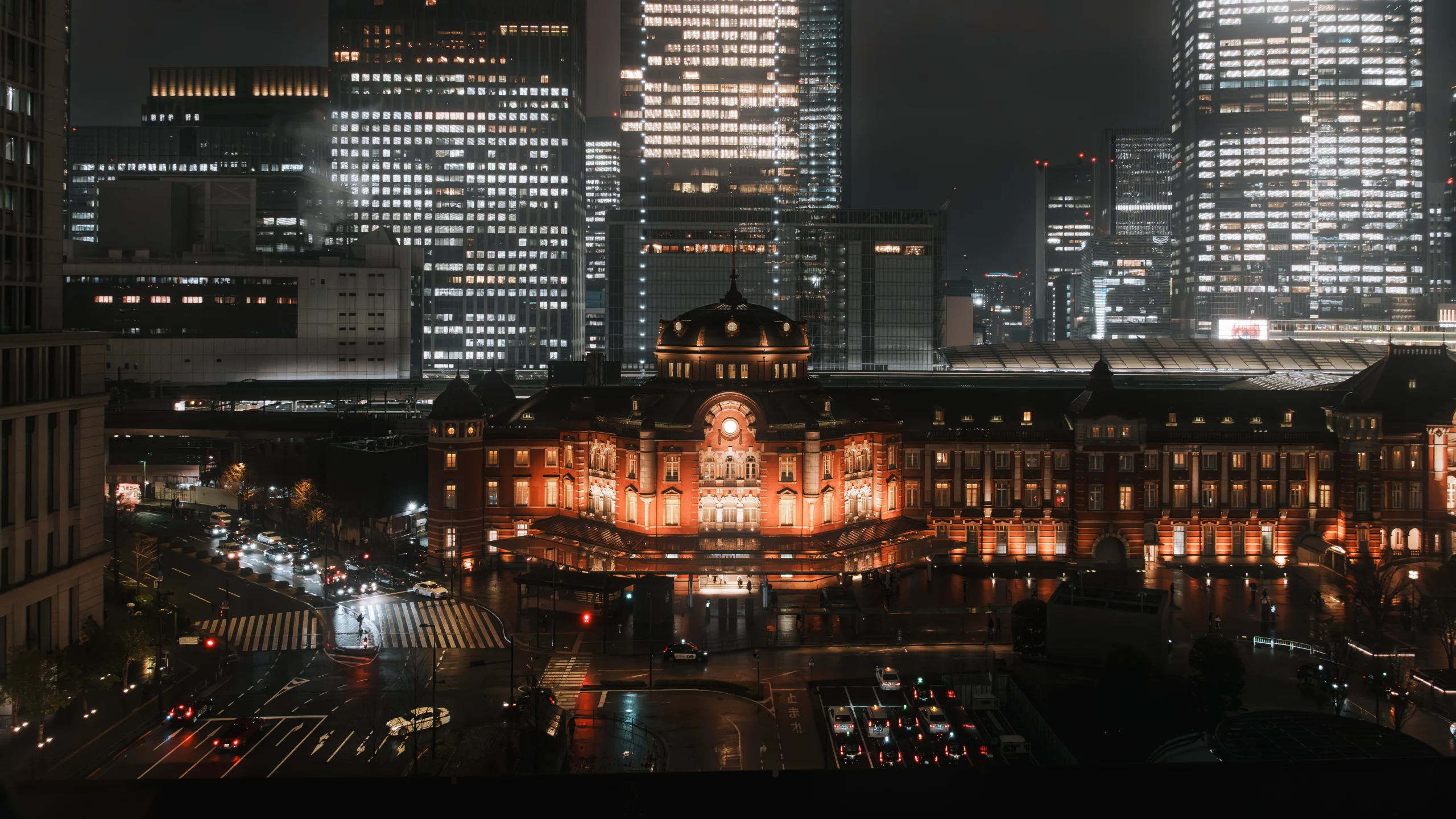 我還記得那天站在廣場中央
城市高樓包圍我的感覺讓我見識到繁榮的描繪
東京的步調雖然很快，但散發著迷人的魅力
每次到日本都會思考台灣50年後進步的樣子
會不會變成大家都滿意的生活環境
📷 @sonytaiwan a6700 sel18135
#東京車站夜景 #東京攝影 #東京街拍 #sonyalpha6700