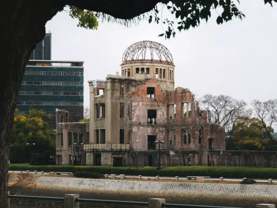 廣島原爆紀念館，在河畔眺望歷史悲劇，讓人們反思和平的重要性