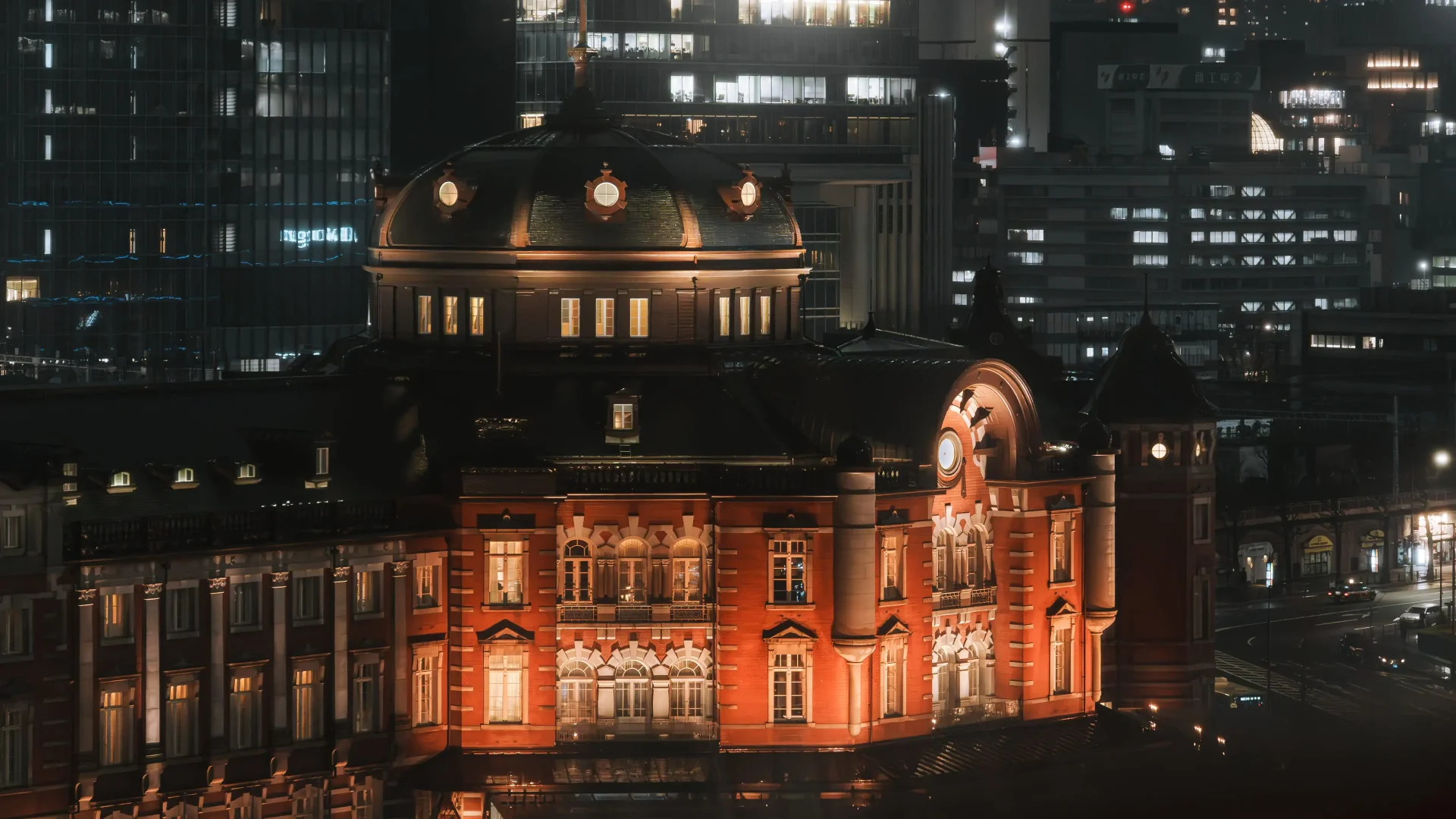 東京車站的橘光在夜景閃耀著光芒，對比城市藍光的冷調情緒，東京車站顯得格外溫柔。