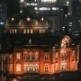 東京車站的橘光在夜景閃耀著光芒，對比城市藍光的冷調情緒，東京車站顯得格外溫柔。