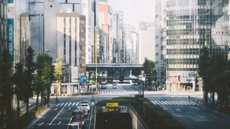 仕旅漫步在東京街頭，拍攝現代街景與光輝四溢的氛圍